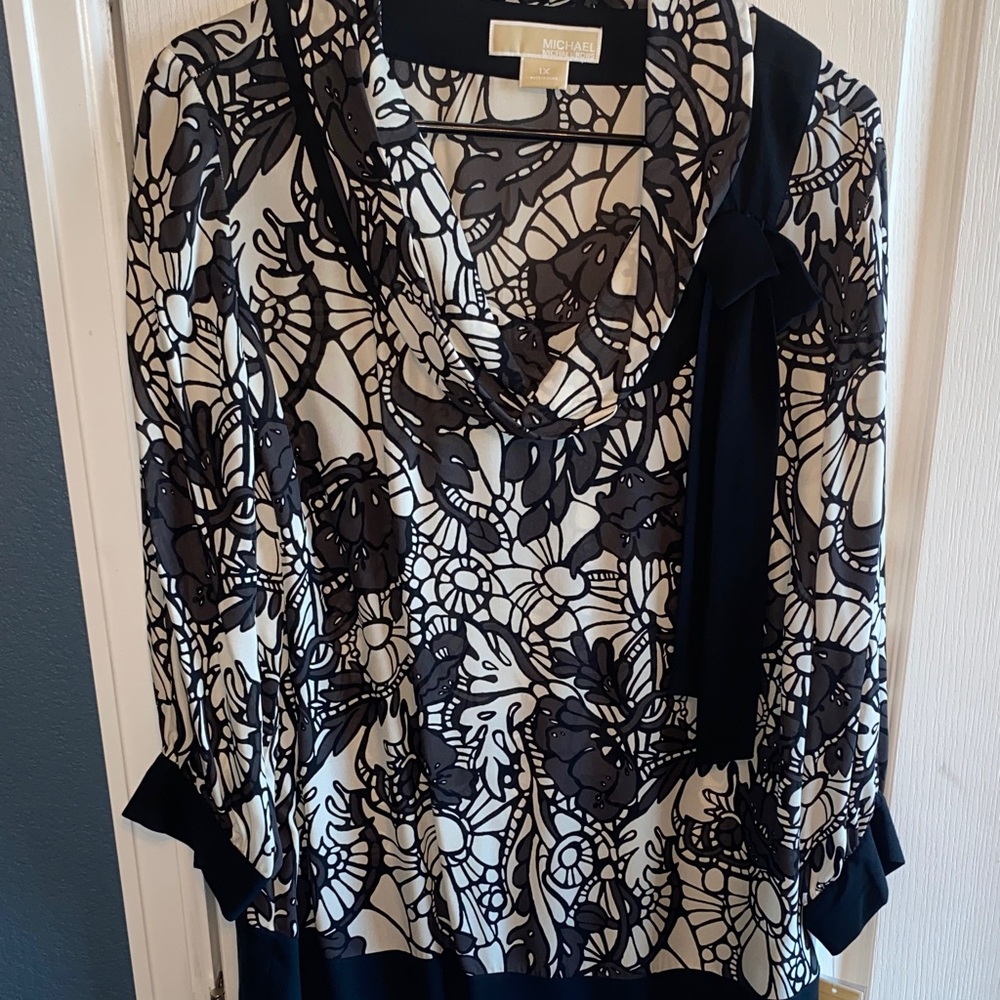 MICHAEL Michael Kors Black & White Floral Blouse
Never worn
With Tags